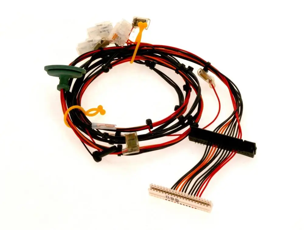 Kabelbaum mit mehreren Drähten in Schwarz und Rot, versehen mit Steckverbindern und Hälsen, typisches Produkt von Bosch für elektrische Verbindungen.